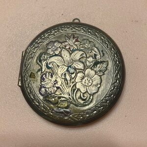Vintage Floral Gold tone Locket. Unmarked